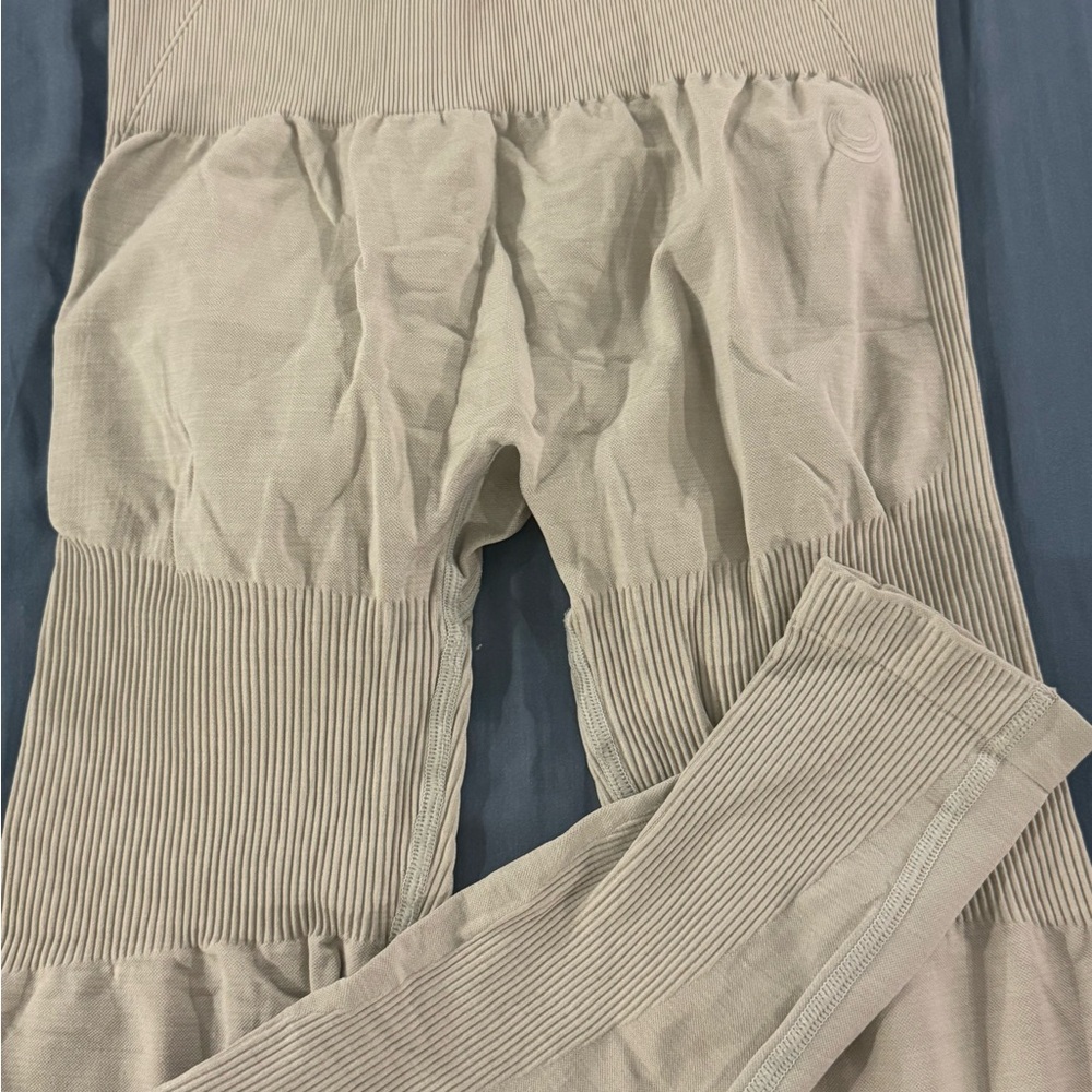 Lazuli scrunch butt leggings in the color stone. Size medium. Like brand new.